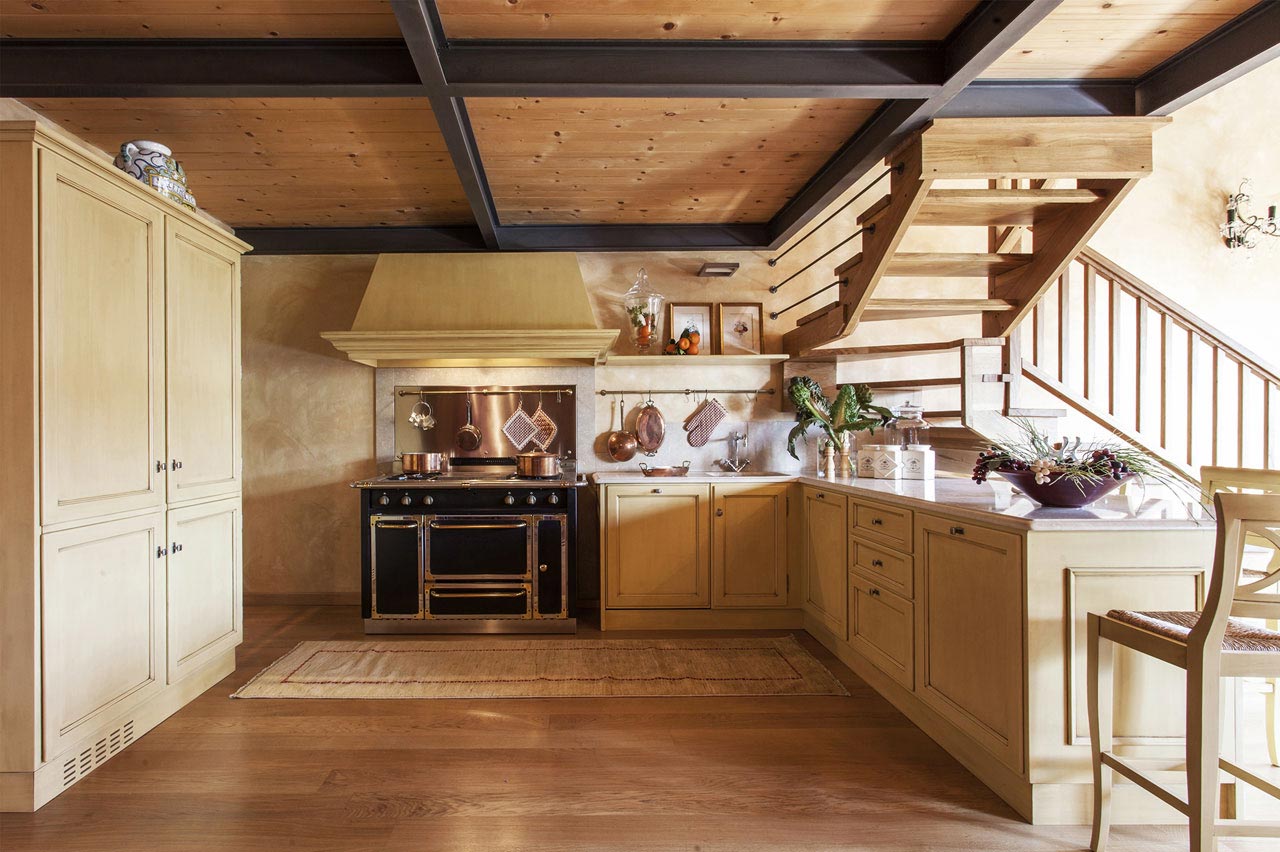 Cucina classica color panna su misura con cappa artigianale e armadiature Baggio Arredamenti.