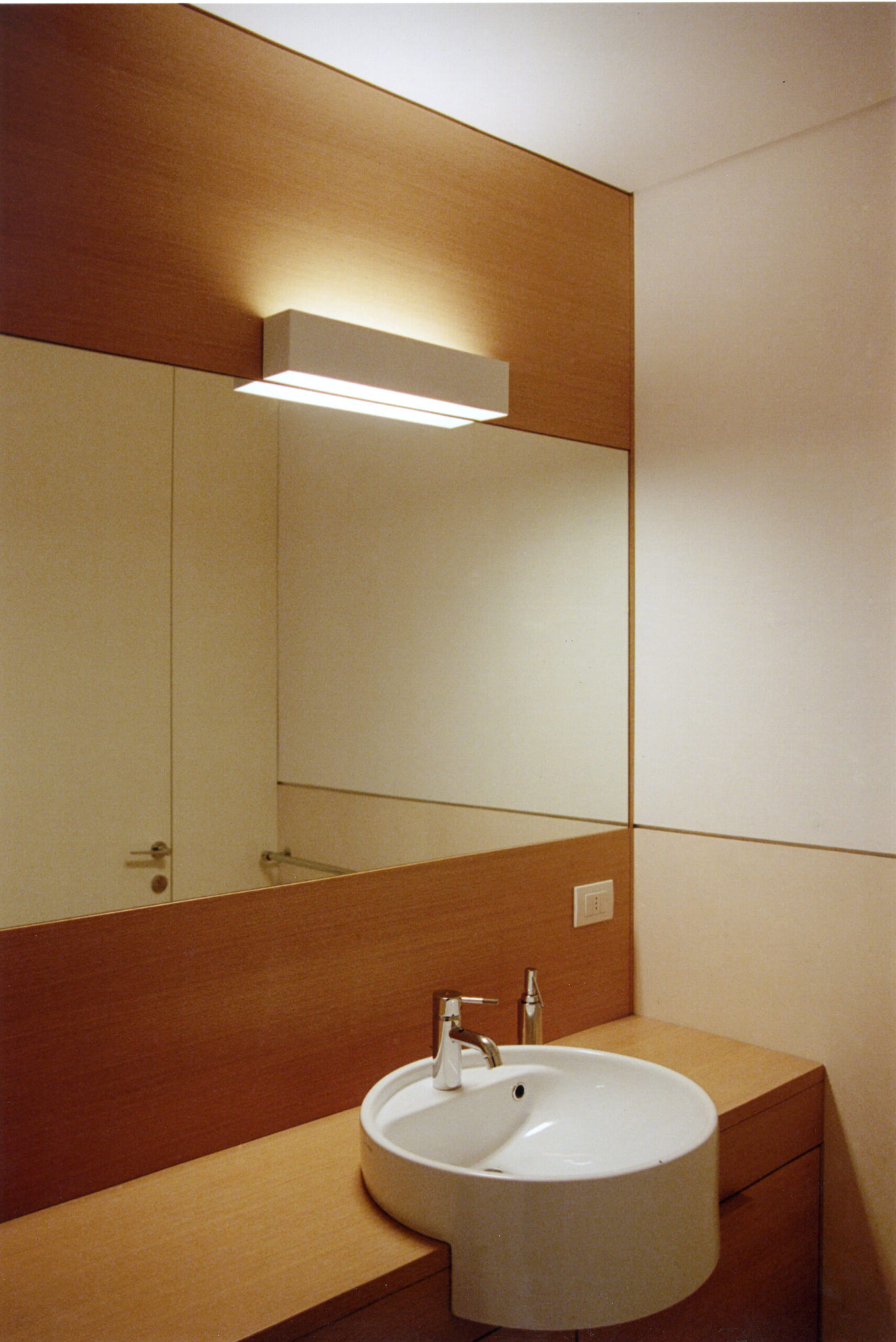 Arredo bagno moderno in legno chiaro su misura: design naturale Baggio Arredamenti.